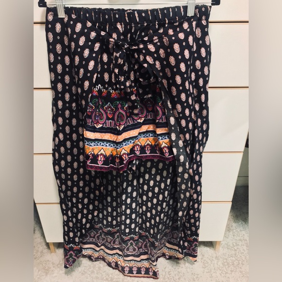 🌺New York & Co. skirted shorts. Adorable and sexy. Never worn, New 🌺 - Picture 1 of 6
